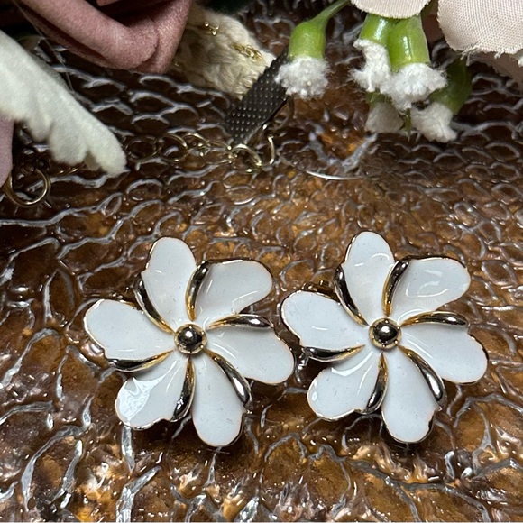 Vintage Jewelry - Vintage White Floral Earrings with Gold Accents E18